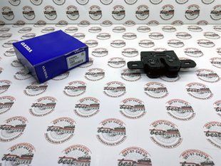 31425974 Замок капота лівий Volvo XC60 (-17) / V60 CC (-18) / V60 (-18) / V40 CC (-19) / V40 (-19) / S60 CC (-18) / S60 (-18)