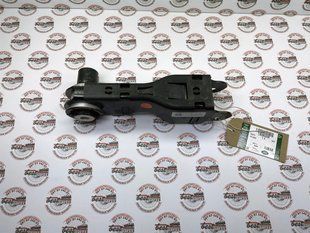LR095330 Важіль задньої підвіски нижній правий, передній Land Rover Discovery Sport L550