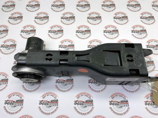 LR095330 Важіль задньої підвіски нижній правий, передній Land Rover Discovery Sport L550