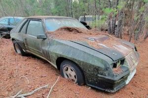 Один із раритетних спорткарів Ford Mustang McLaren знайшли кинутим у лісі