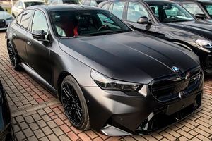 Новий BMW M5 розбили дорогою до автосалону