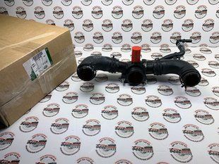 LR036058 Патрубок (трубка / тройник) охлаждения 4.4 desel Range Rover Vogue L405 / Sport L494